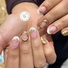 A creative mix of textures and styles. This set combines a classic French tip with bold, 3D gold chrome frames and delicate starburst accents for a celestial-inspired look.
