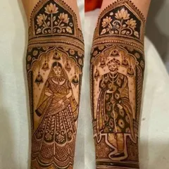 A clear, full-figure portrait design of the bride and groom on the forearms. Each figure is framed within an architectural arch (jharokha), giving it a royal and classic look.