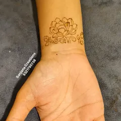 This is a simple and elegant lotus motif I did for an engagement. It's a perfect example of a minimal design that is both beautiful and quick to apply for guest mehndi.