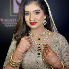 A perfect click of this Muslim bridal or Nikkah look. The classic red lip, winged liner, and beautiful green-accented jewellery create a timeless and elegant style.