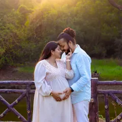 I live for the golden hour light. Here, in a quiet park setting, I captured a gentle moment between this couple. It’s these unscripted connections, the soft light, and the promise of a new beginning that make a photo feel alive.