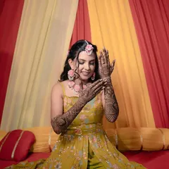 A stunning Mehendi bride in her element. For this look, we went with fresh makeup and a soft hairstyle to complement the vibrant colors and joyful celebrations of her Mehendi ceremony.