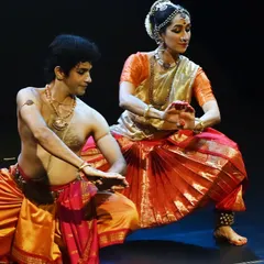 A synchronized pose from 'Converse'. Creating this piece involved a careful study of both Bharatanatyam and Kuchipudi to find moments where the two styles could meet and merge seamlessly.
