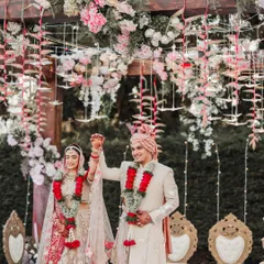 The final moment of the pheras at a beautiful home wedding in Ooty. The floral mandap and hanging details created such a dreamy, intimate atmosphere for the couple.