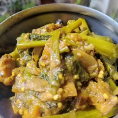 Pui Shaakeyr Chorchori is a Bengali green mishmash of Malabar spinach and seasonal veggies. My Thakumoni (paternal grandma) excelled at this dish, and I cook it just the way she taught me.