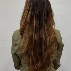 A 'Rose Gold' dream come true. We transformed her faded highlights into this stunning metallic pink shade. It’s a trendy yet sophisticated way to play with color.