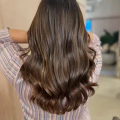 The shine on this rich roast color is everything. Healthy hair is happy hair, and this non-bleach look proves it. (No filter)