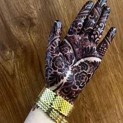 I am in love with this dark stain. This is the result of using high-quality, natural henna and following the right aftercare process.
