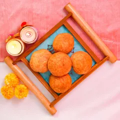 My customizable Diwali hampers are the perfect way to share joy. This one features mini kachoris beautifully presented in a festive tray with candles.