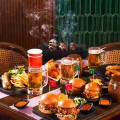 A hearty Oktoberfest feast. We styled this table with a rustic, pub-like feel, complete with mugs of beer, burgers, sausages, and even a mini grill with smoking wings. It’s a cozy and indulgent scene that perfectly captures the festive German spirit.