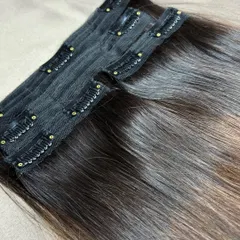 This image shows the detail of an ombre clip-on set. The seamless color transition and high-quality clips ensure a natural and stylish look.