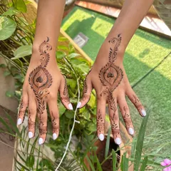 A beautiful and elegant Arabic-style design, perfect for a bridesmaid or a wedding guest.