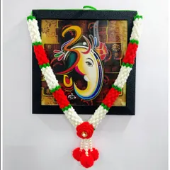 This Mogra Haar, inspired by delicate jasmine buds, is perfect for daily pooja. The classic red and white design brings a touch of traditional elegance to this photo of Ganpati Bappa, and it's completely washable and reusable.