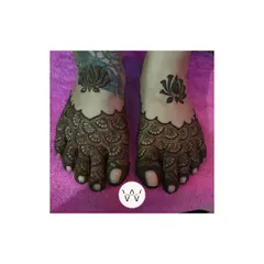 A bridal feet design with a scalloped border and a bold lotus on the top of the foot.