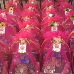 A sea of pink! These hampers, wrapped in vibrant fuchsia netting, show how I can use color to match your event's theme perfectly. This style is great for bachelorette parties or a sangeet.