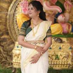 Here is another angle of this serene Muhurtham look. The makeup was designed to be long-lasting and photograph beautifully, even in the bright temple lighting, ensuring the bride looked her best.