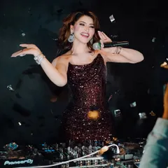 Urvashi Rautela on stage, looking absolutely radiant. The makeup was designed to be seen from a distance and under bright, changing lights, featuring a strong contour, bright blush, and sparkling eyes.