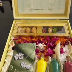 A closer look at the custom Holi invites I created for Elareve Labgrown Diamonds. The box contains artisanal mithai, organic colors, and a beautifully designed brochure, all nestled among fresh flower petals for a luxurious touch.