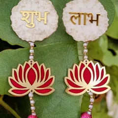 Welcome prosperity into your home with these handmade Shubh Labh door hangings. The combination of the marble-effect top and the vibrant red lotus makes them a beautiful piece for Diwali or any auspicious occasion.
