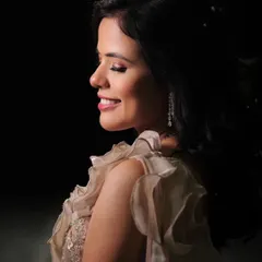 Exuding the charm of a diamond-studded dream. Rajvi was my prettiest engagement bride, and we created this soft, romantic look with a focus on her beautiful smile. 💎✨