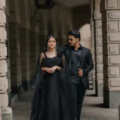 Using the arches of this beautiful old building in Mumbai creates a natural frame for the couple. The depth and shadows add a moody, dramatic quality to this stylish pre-wedding portrait.