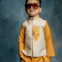 Style and swag in our sunflower Bundi set. The unique half-flower embroidery and embellished collar make this a standout piece, perfect for a Haldi ceremony or festive celebration.