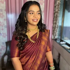 The perfect minimal look for an engagement ceremony. Her skin is glowing, and the makeup feels light and fresh, allowing her happy smile to be the focus.