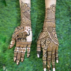 A beautiful design where the majestic elephant is the star. On the other hand, a classic combination of floral and paisley patterns provides a lovely contrast.