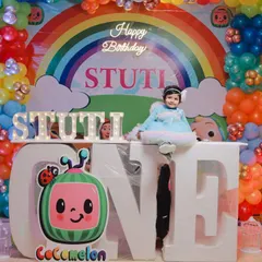 I love bringing big themes to life! For this Cocomelon first birthday, I made sure to capture the grand scale of the decorations and the birthday girl sitting proudly in her special setup.