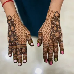 A full view of the floral and geometric henna design on both hands. This style is perfect for sangeet attendees or for festivals like Diwali and Eid.