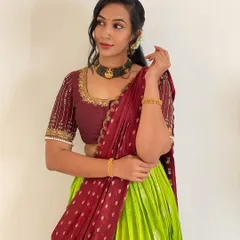 Another look at the details of our rental half saree. The embroidered blouse and the delicate butta work on the dupatta add to its charm.
