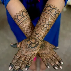 The back of the hands, with a stunning design that complements the front.