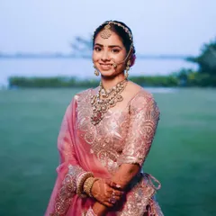Tanisha’s look was all about subtle elegance. The minimal makeup approach ensured she looked fresh and radiant throughout her daytime wedding ceremony.