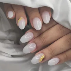 A subtle and elegant sunflower accent on a milky white manicure. This design is perfect for when you want just a hint of floral art.