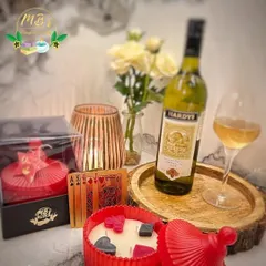 Add some glamour to your Diwali poker parties with this unique three-wick poker theme candle. It's decorated with hearts, spades, diamonds, and clubs, and the scent can be customized to your preference.
