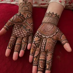 A beautiful Sawan special design with a mix of traditional Rajasthani and Arabic styles. The patterns are dense on one hand and more open on the other, offering a unique look.