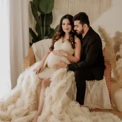 This cozy couple's portrait in our boho-themed setup captures a warm, intimate moment. The natural textures and soft lighting make for a relaxed and romantic pregnancy photo.