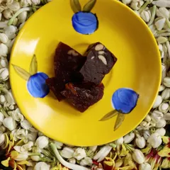 A surprise twist in our Sadya: Calicut Halwa. This chewy, glossy, jewel-toned delight is a sweet icon from Kozhikode's SM Street. Made with coconut oil, it's a taste of history.