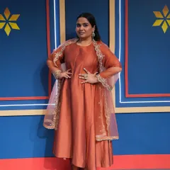 Had a fantastic time getting the hilarious Sumukhi Suresh ready for the Amazon Great Indian Sale Live. We went for a festive and bright look with glowing skin and defined eyes to match her beautiful rust-colored outfit.