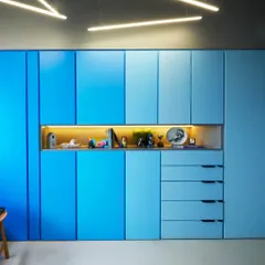 This custom wardrobe creates a dramatic focal point with its ombre blue finish. The design is contemporary and fun, with an illuminated niche in the middle to display favorite toys and trophies.