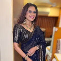 Stealing the spotlight with this flawless makeup and saree look. The smoky eye and bold lip are perfectly balanced for a glamorous and sophisticated traditional style.