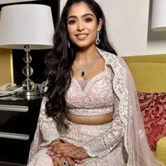 A sangeet look straight from a dream. For Anushree, we created a soft and timeless look with a touch of pink shimmer, perfect for a magical evening. This is the kind of elegant glam that you'll look back on and love forever.