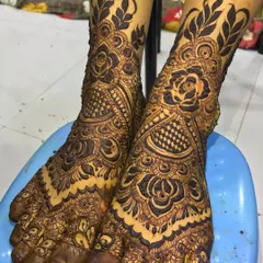 Your bridal look isn't complete without mehendi on your feet. I create intricate designs that complement your hand mehendi, using classic motifs like roses, paisleys, and detailed netting to adorn your feet beautifully.