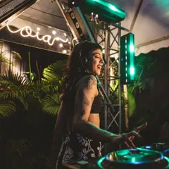 Whether it's a daytime pool party or a late-night club set, I'm all about the bouncy vibes. This was a super fun hang at a festival in Bengaluru.
