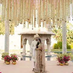 For this morning wedding at Fairmont Jaipur, the mandap was designed to be minimalist yet stunning. A ceiling of hanging floral strings created a delicate canopy, allowing the beautiful Saheliyon Ki Badi architecture to serve as the main backdrop.