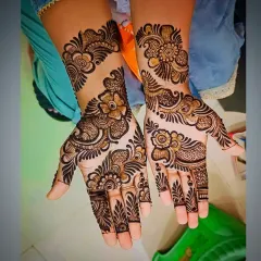A beautiful floral bangle-style mehandi, which is a type of Indo-Arabic design. It features floral clusters connected by delicate vines.