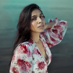 Another variation from the beach shoot, this pose highlights the flowy sleeves of the floral dress. I work with models to find poses that feel natural while also showcasing the key features of their look or outfit.