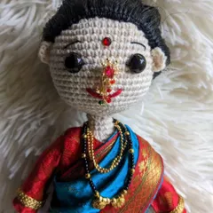 I love bringing cultural details to life. This custom doll features a traditional Maharashtrian look, with a hand-draped saree, a tiny bindi, and intricate crochet jewelry including a classic nath and mangalsutra.
