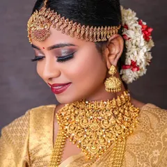 Explore my collection of authentic South Indian temple jewellery. This close-up shows a detailed antique gold-finish choker and matha patti set, available for rent to complete your traditional wedding saree look.