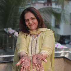 A simple and sweet mehendi design, perfect for a guest who wants to join in the fun.